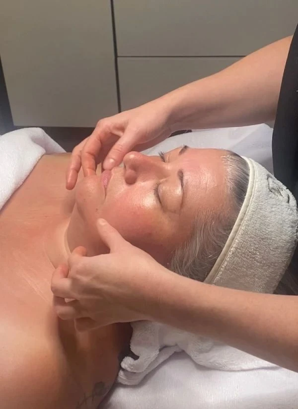 Bindweefselmassage gezicht. verstevigende huidbehandeling bij W-Skincare Raamsdonksveer