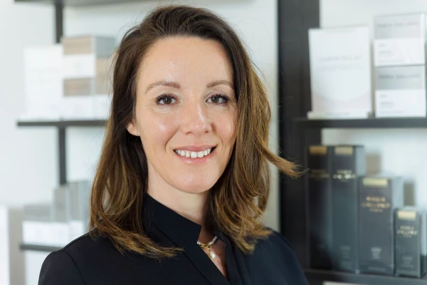 Wendy Luijbregts voert de Skin Pulse liftende gezichtsbehandeling uit bij W-Skincare in Raamsdonksveer