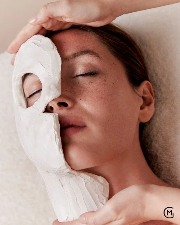 Zelfverwarmend mineralenmasker tijdens de Maria Galland Mosaic Modeling Method behandeling bij W-Skincare in Raamsdonksveer